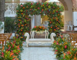 Arche de mariage tropical avec fleurs exotiques colorées aux Caraïbes
