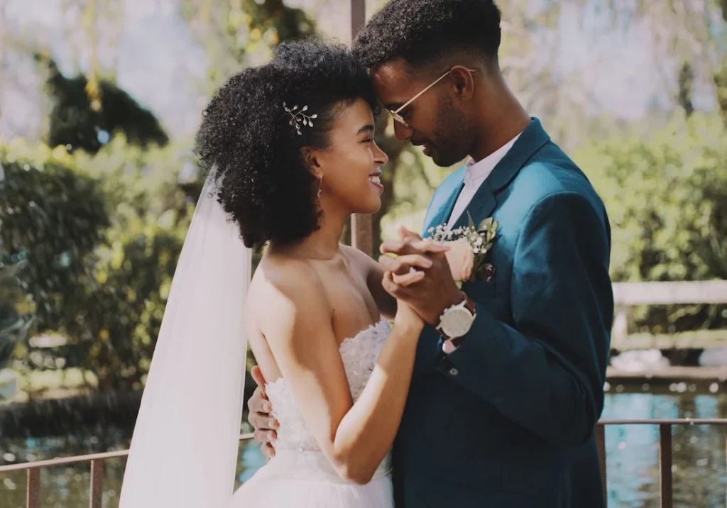 Couple dansant ensemble lors de leur mariage - Profiter de son mariage aux Antilles