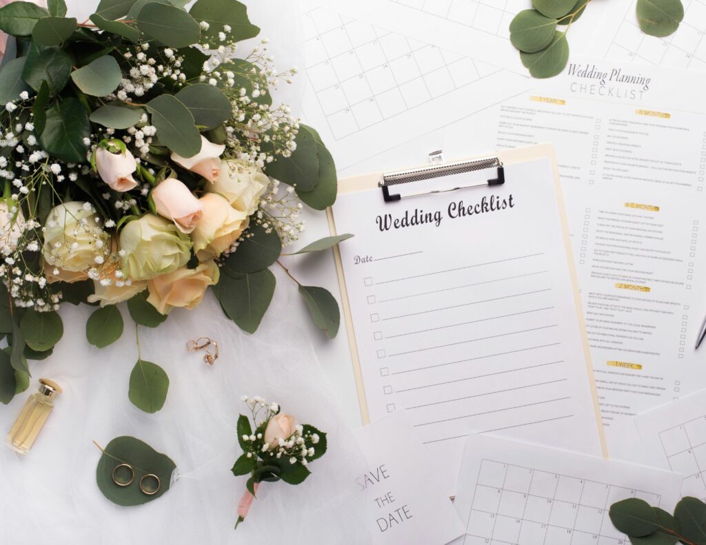 Calendrier avec alliances et bouquet de mariée - Organisation mariage Antilles