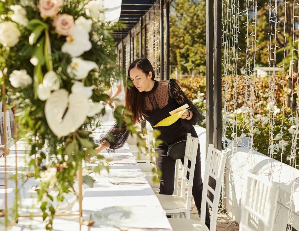 Wedding planner peaufinant la décoration de table avec attention - l'art de créer des moments parfaits dans les Caraïbes