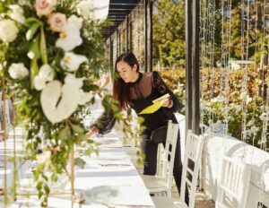 Wedding planner peaufinant la décoration de table avec attention - l'art de créer des moments parfaits dans les Caraïbes