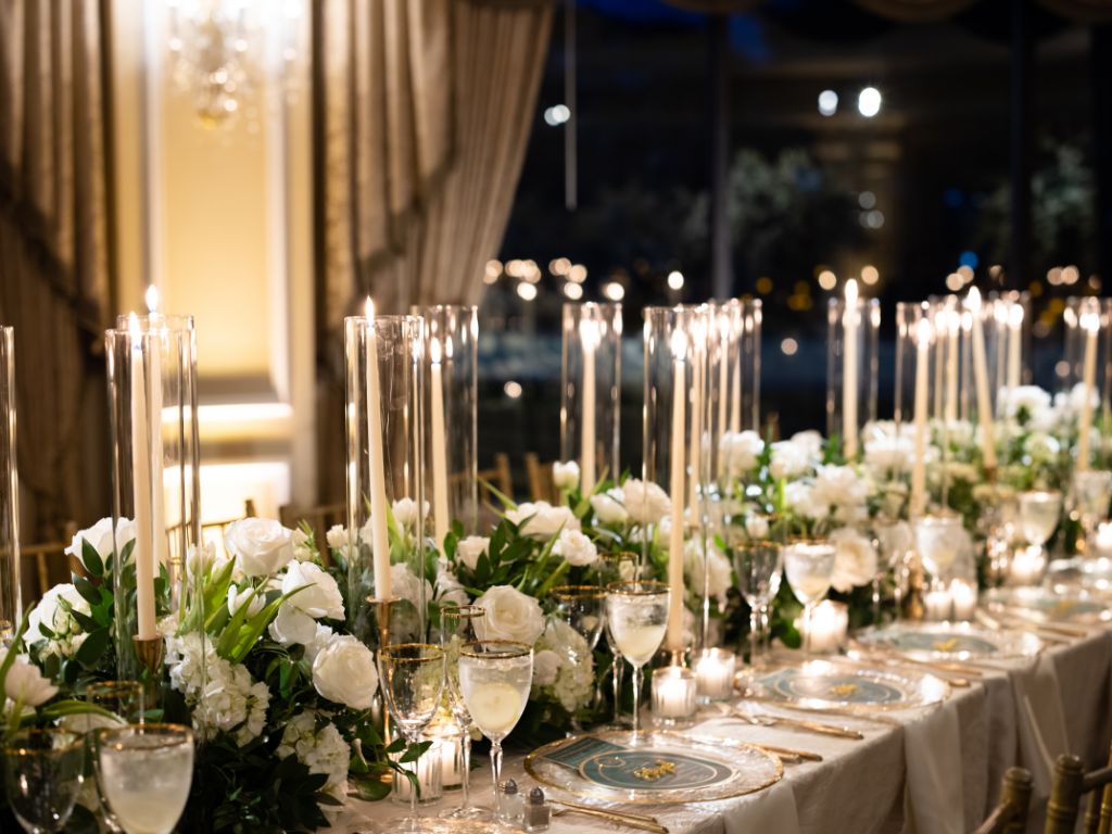 Zoom sur une longue table de mariage décorée avec élégance, idéale pour un mariage intime.