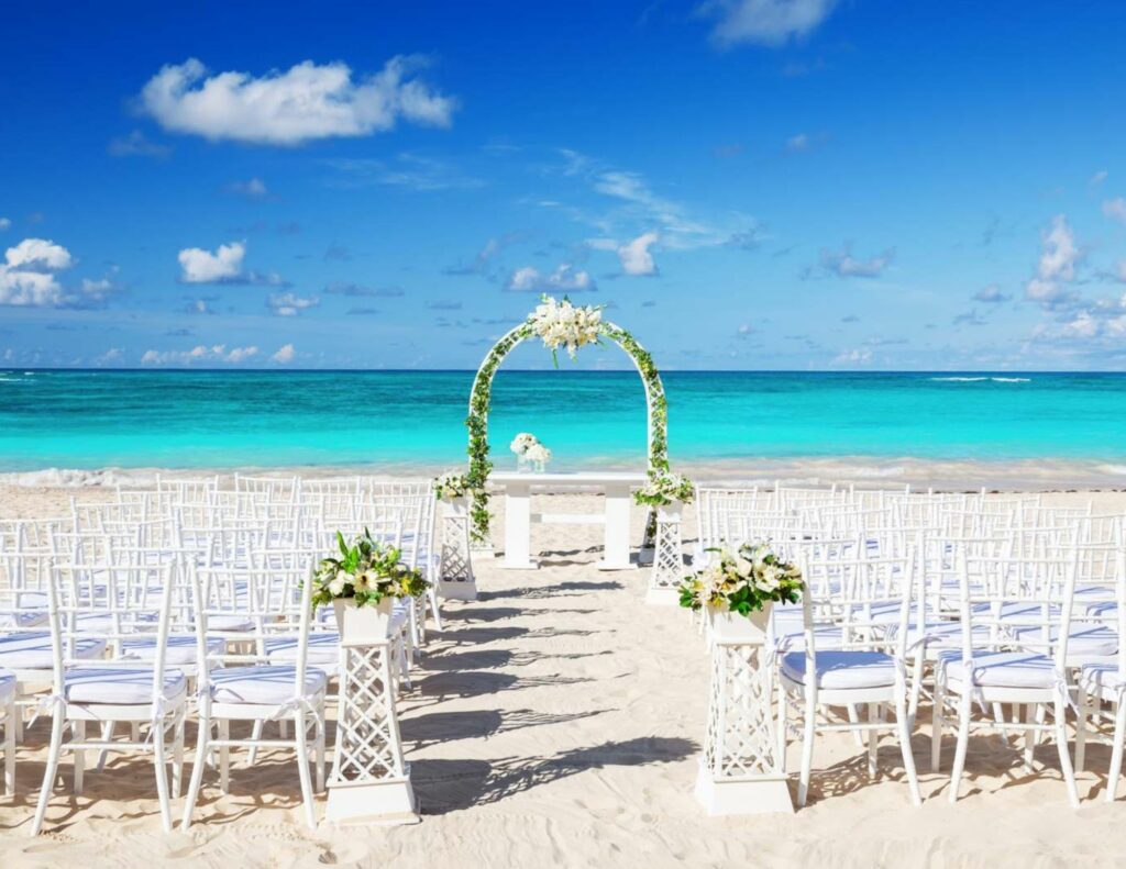 Cérémonie de mariage sur une plage dans les Caraïbes