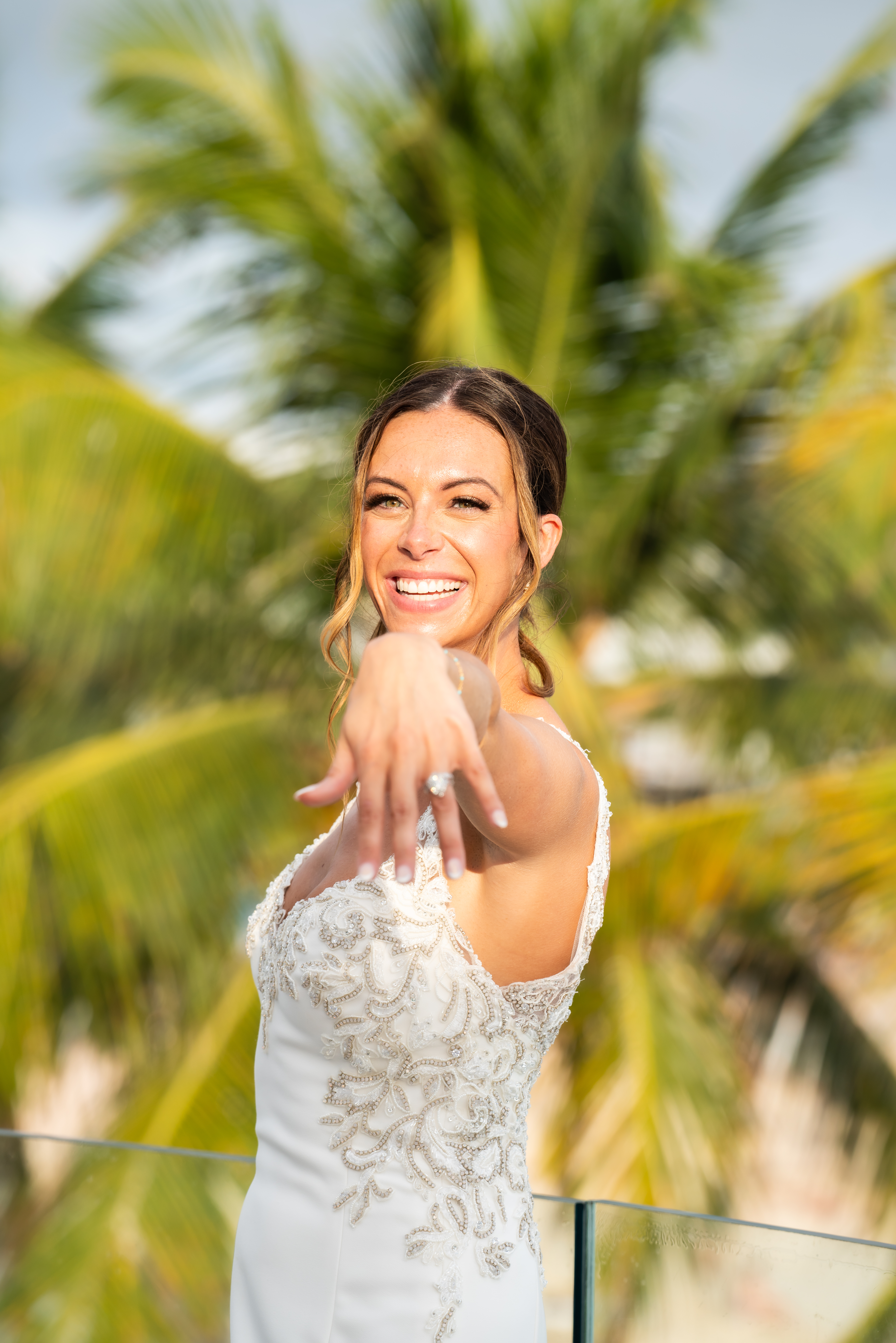 Smiling bride showing her ring in the sun with bridal makeup, Caribbean wedding Sint Maarten Saint Martin by Styles By Chandni – mariée souriante montrant sa bague au soleil avec maquillage mariage Caraïbes Sint Maarten Saint Martin Styles By Chandni